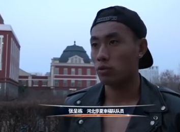 作为全国首批观影的观众，学生们用掌声和眼泪表达了对电影的喜欢